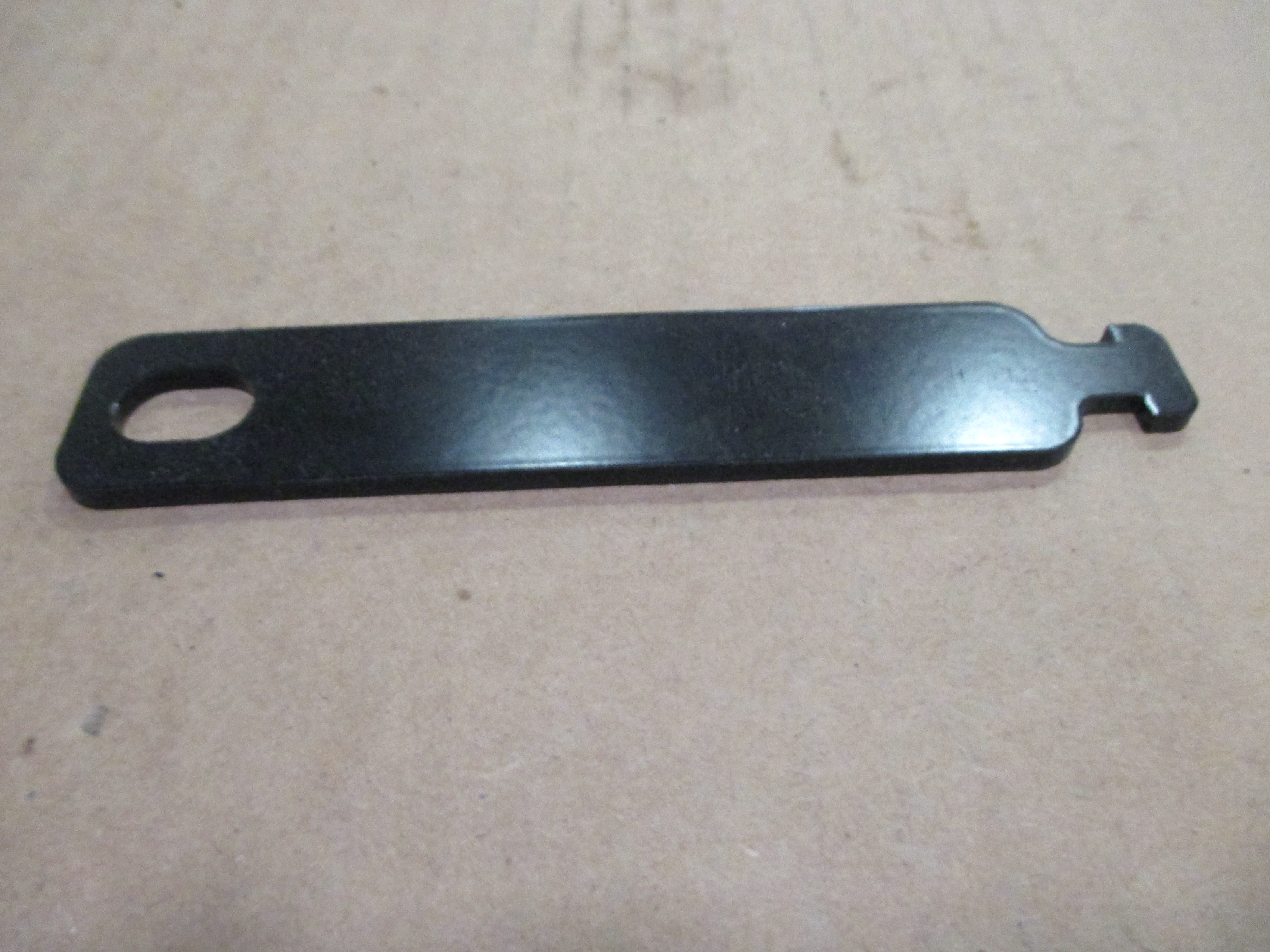 TUBE HANGER RETAINER BAR