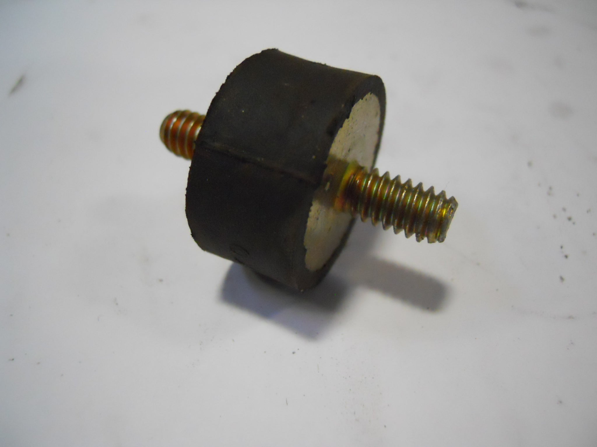 SHOCK MOUNT 1"ODX1/2X1/4-20 STUDS